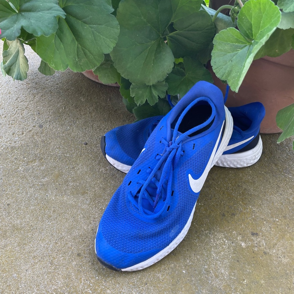 Size 7 men’s Nikes